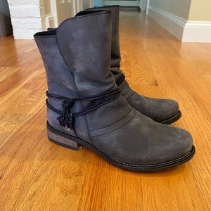Brand New Size 39 Grey ankle boots by Tara M